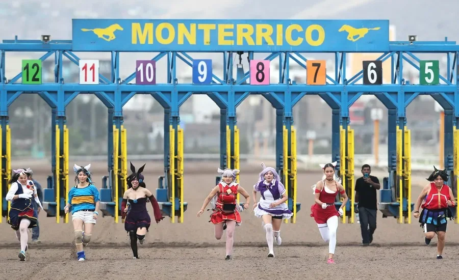 Corredoras con cosplay saliendo de los partidores del Hipódromo de Monterrico