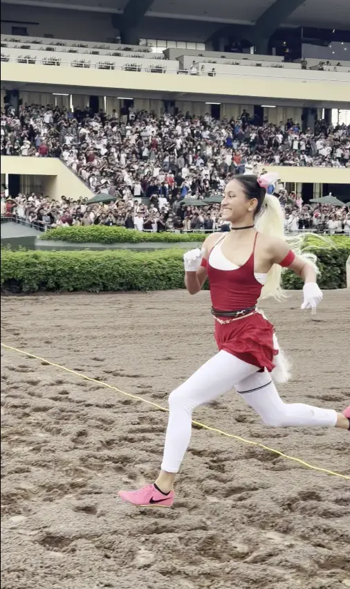 Cosplayer corriendo frente a una tribuna llena en Monterrico