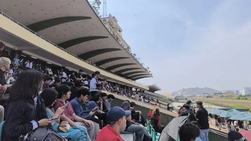 Tribuna del Hipódromo de Monterrico completamente llena durante la primera edición